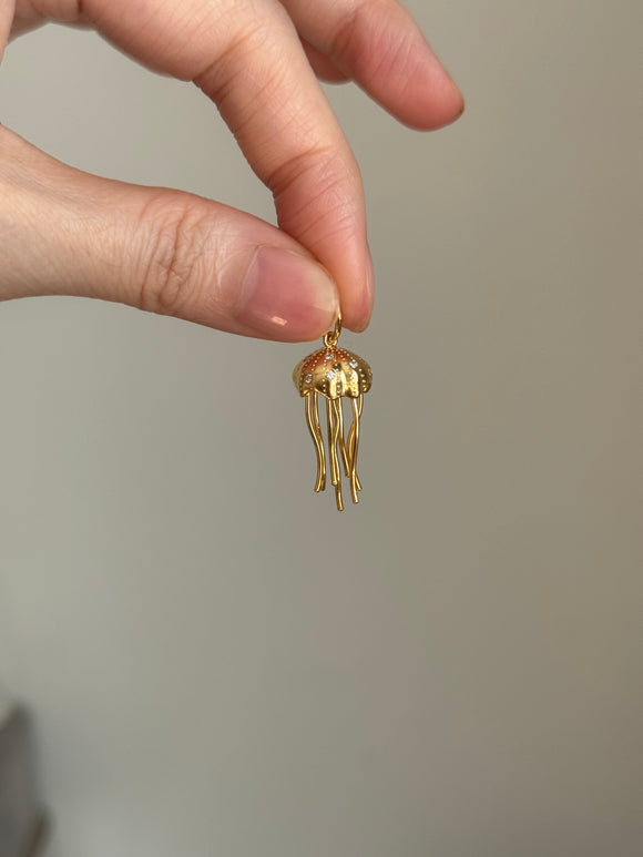 14k yellow gold jellyfish charm pendant with diamonds