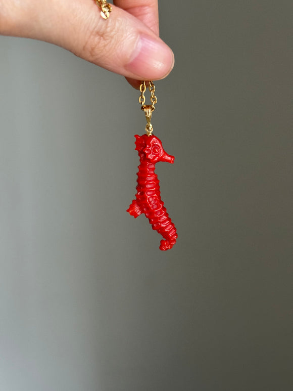 18k carved seahorse pendant charm